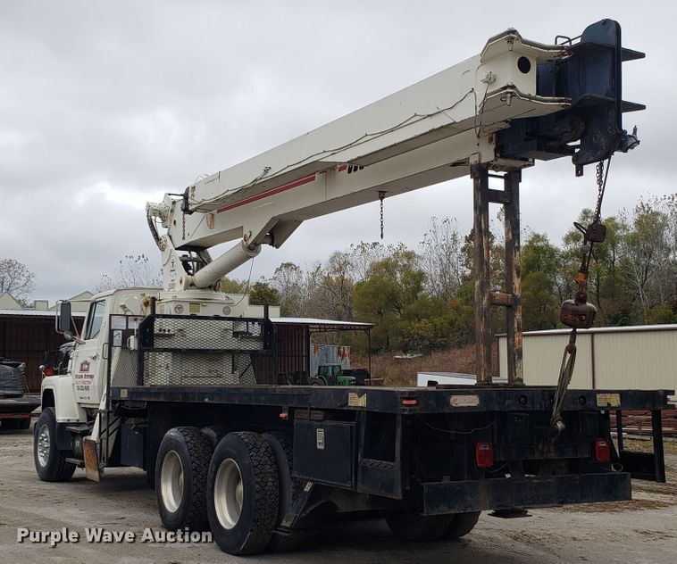 image for item ET9935 1990 Ford L8000 crane truck