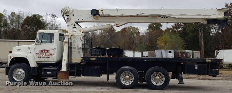 image for item ET9935 1990 Ford L8000 crane truck