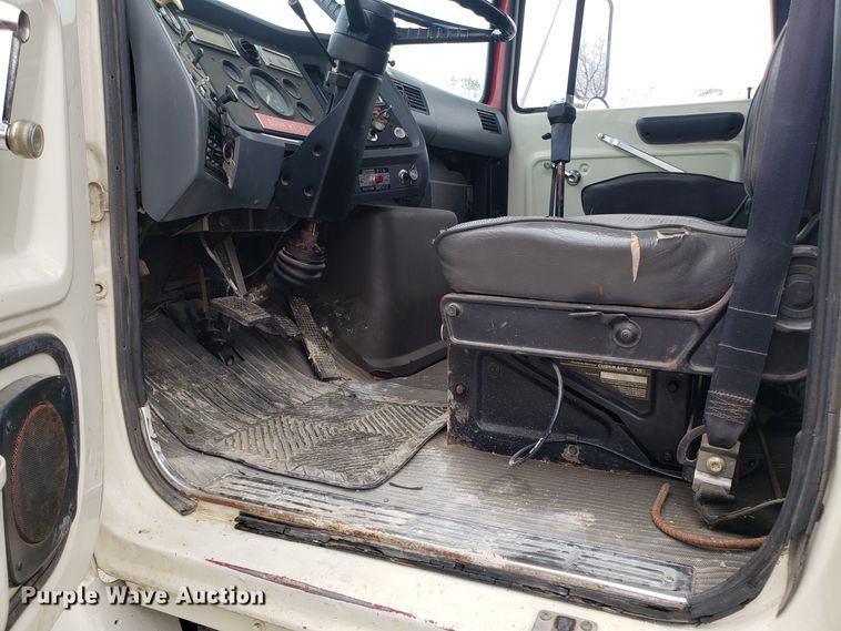 image for item ET9935 1990 Ford L8000 crane truck