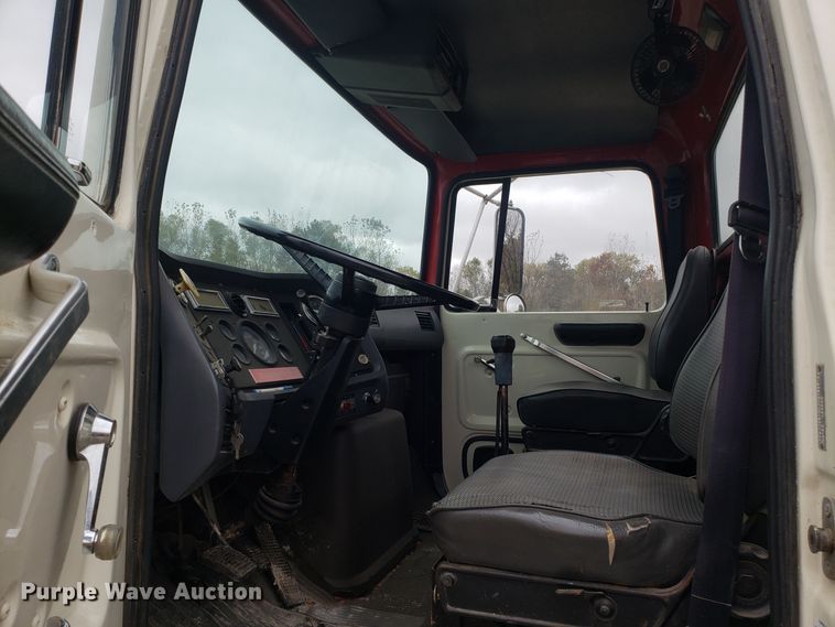 image for item ET9935 1990 Ford L8000 crane truck