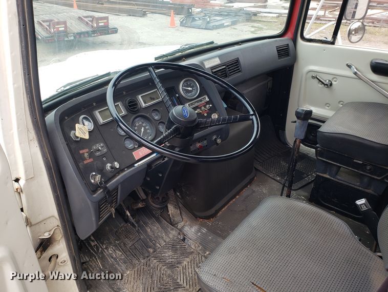 image for item ET9935 1990 Ford L8000 crane truck