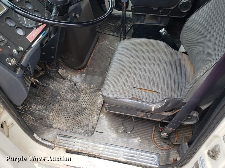 image for item ET9935 1990 Ford L8000 crane truck