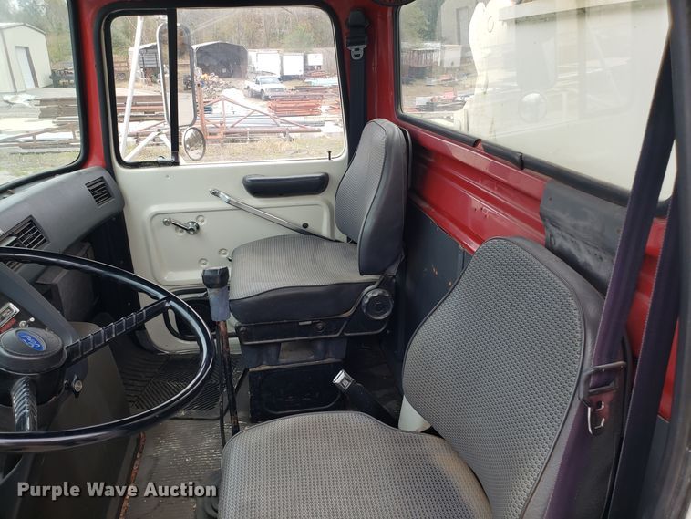 image for item ET9935 1990 Ford L8000 crane truck