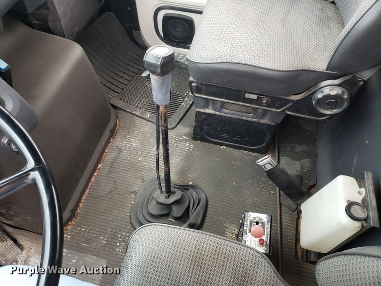 image for item ET9935 1990 Ford L8000 crane truck