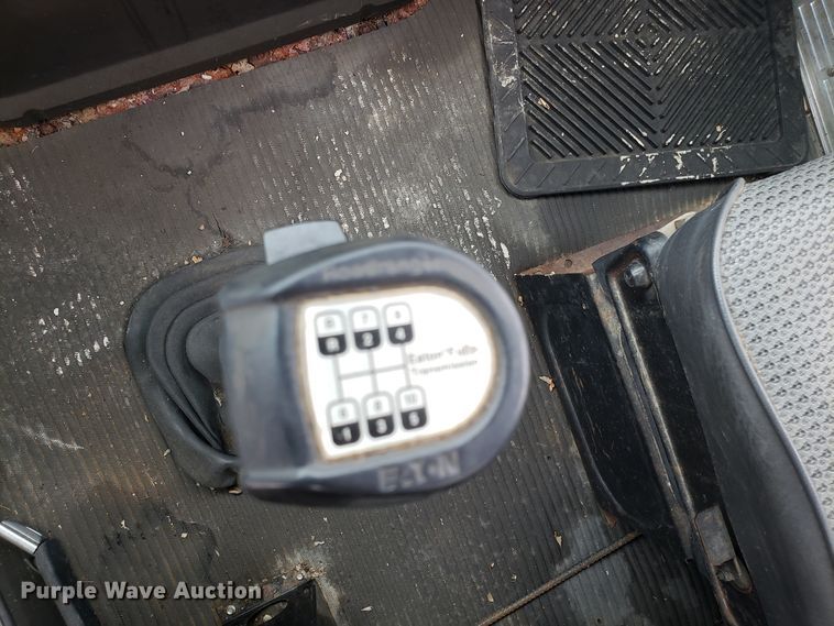 image for item ET9935 1990 Ford L8000 crane truck