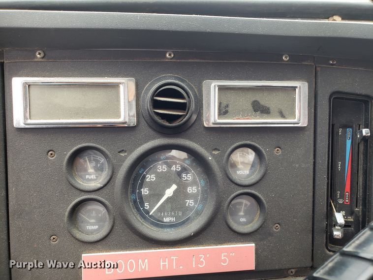 image for item ET9935 1990 Ford L8000 crane truck