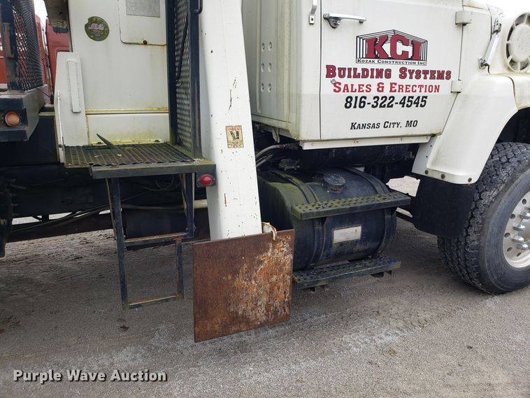 image for item ET9935 1990 Ford L8000 crane truck