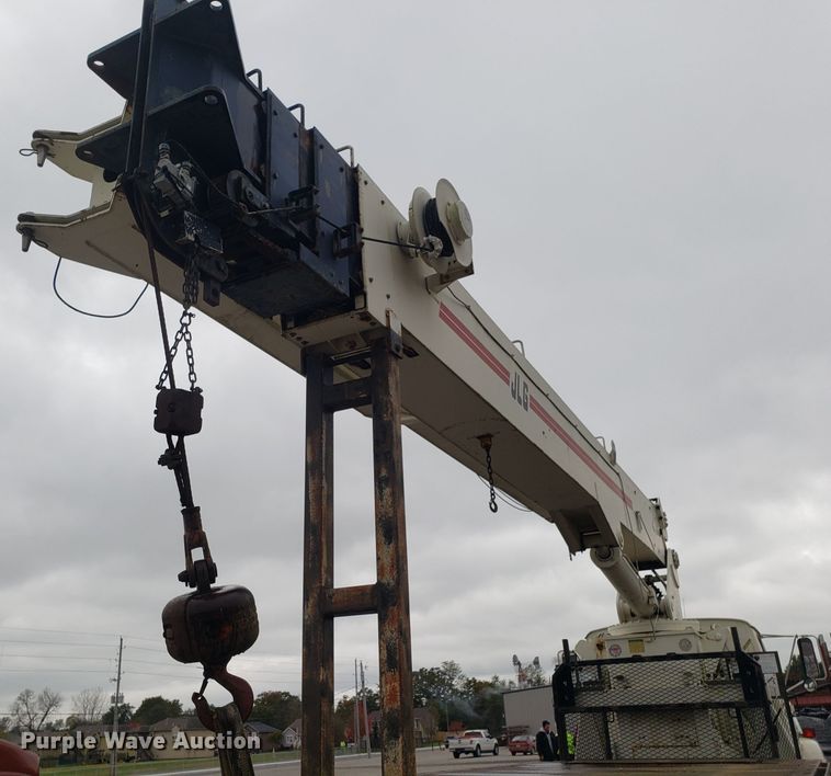 image for item ET9935 1990 Ford L8000 crane truck