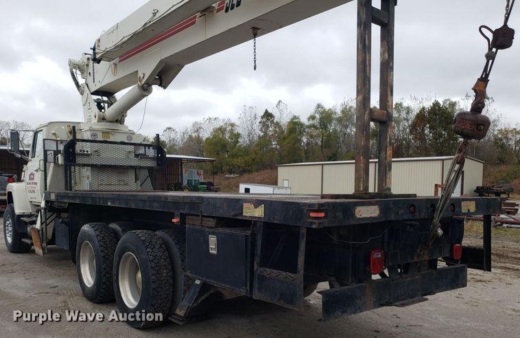 image for item ET9935 1990 Ford L8000 crane truck