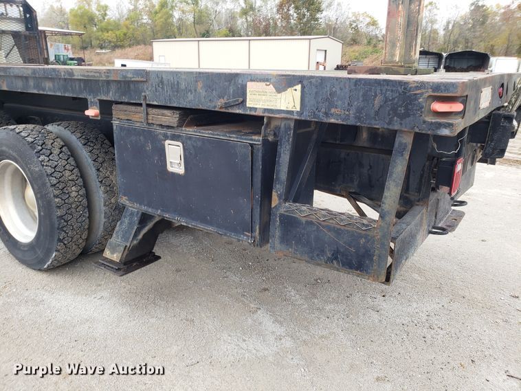 image for item ET9935 1990 Ford L8000 crane truck
