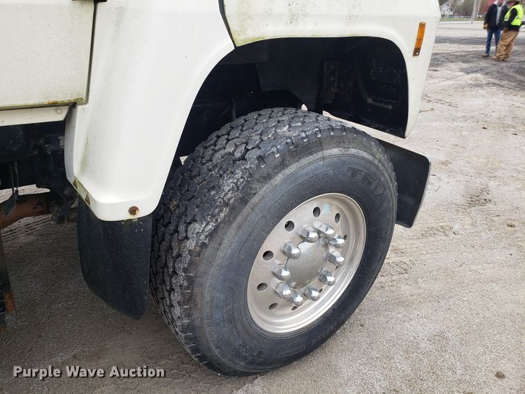 image for item ET9935 1990 Ford L8000 crane truck