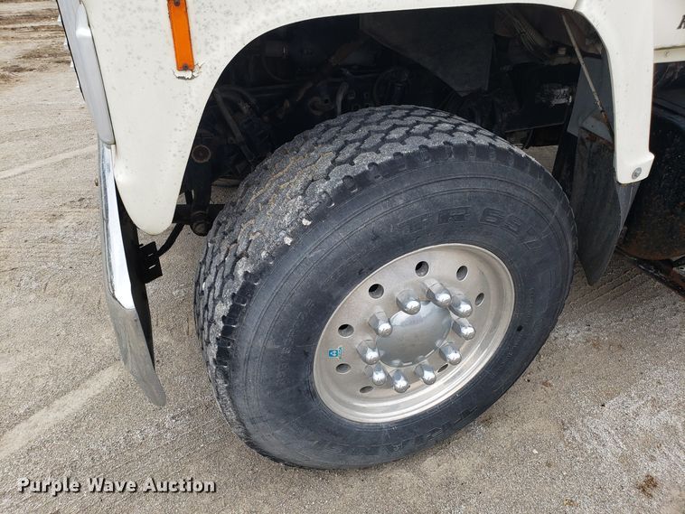 image for item ET9935 1990 Ford L8000 crane truck