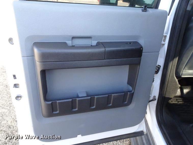 image for item GC9082 2016 Ford F350 Super Duty Crew Cab pickup truck