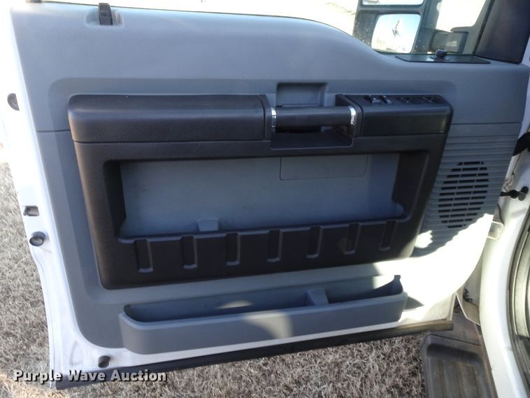 image for item GC9082 2016 Ford F350 Super Duty Crew Cab pickup truck