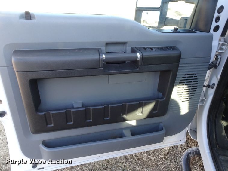 image for item GC9084 2016 Ford F250 Super Duty Crew Cab pickup truck