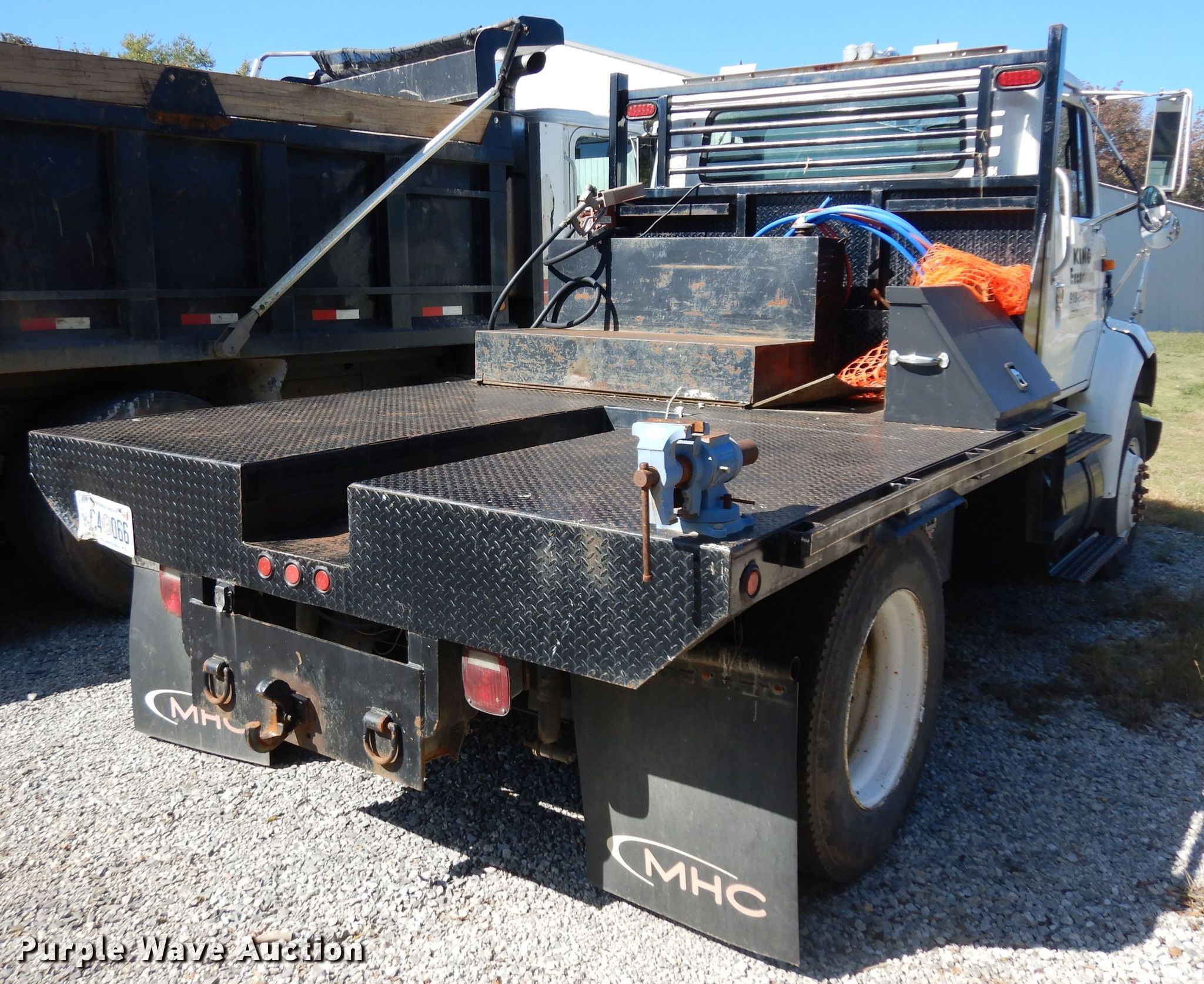 2000 International 8100 flatbed truck in Claremore, OK Item GI9455