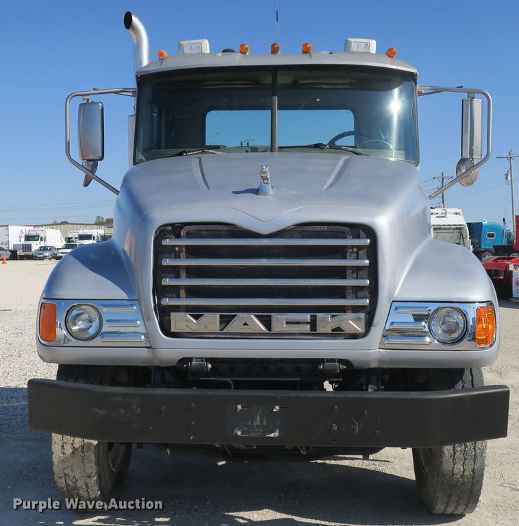 image for item DB10136 2004 Mack CV semi truck