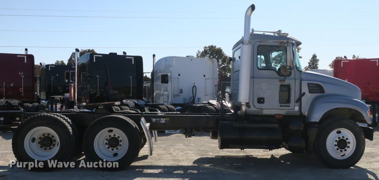 image for item DB10136 2004 Mack CV semi truck
