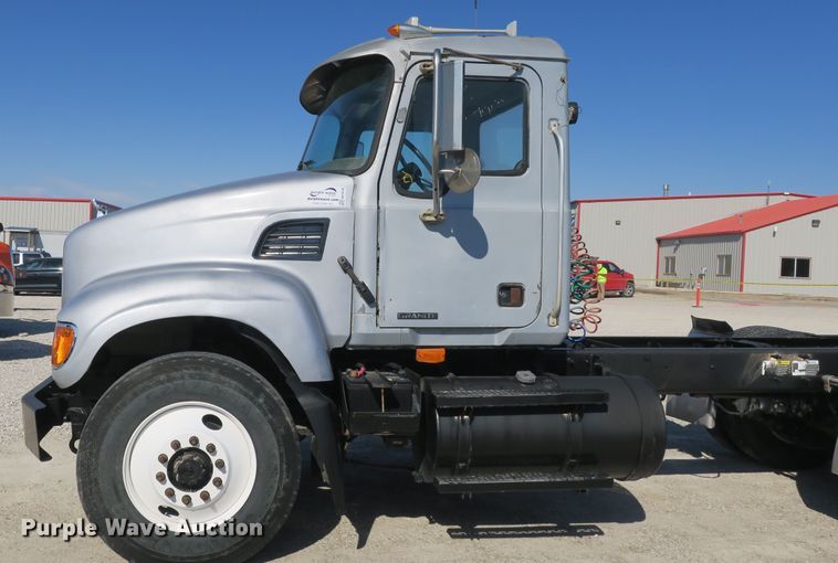 image for item DB10136 2004 Mack CV semi truck