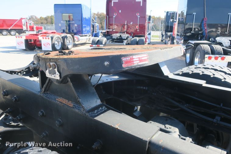 image for item DB10136 2004 Mack CV semi truck