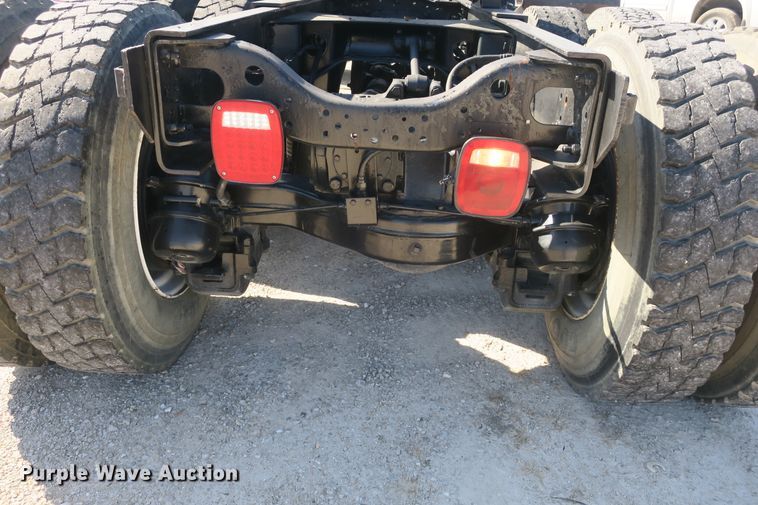 image for item DB10136 2004 Mack CV semi truck