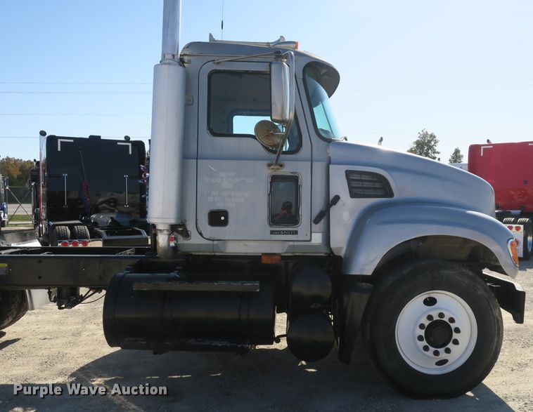 image for item DB10136 2004 Mack CV semi truck