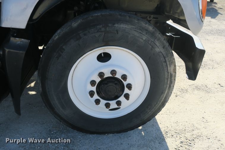 image for item DB10136 2004 Mack CV semi truck