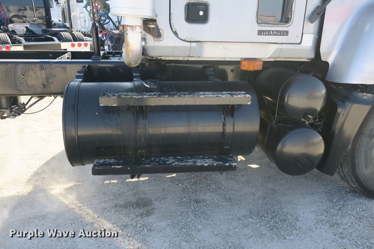 image for item DB10136 2004 Mack CV semi truck