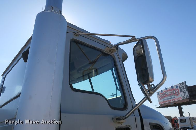image for item DB10136 2004 Mack CV semi truck