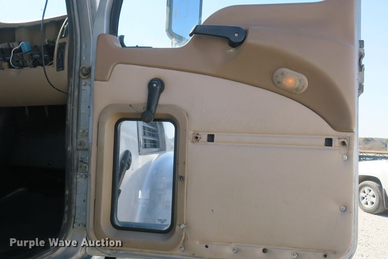 image for item DB10136 2004 Mack CV semi truck