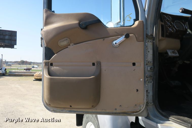 image for item DB10136 2004 Mack CV semi truck