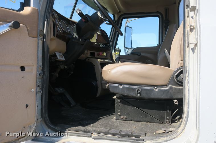 image for item DB10136 2004 Mack CV semi truck