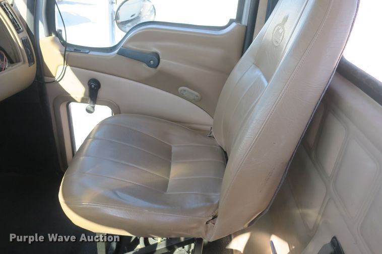 image for item DB10136 2004 Mack CV semi truck