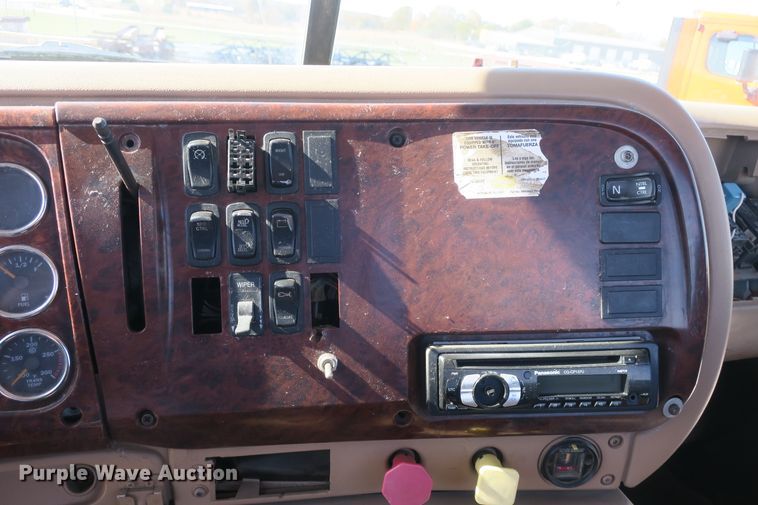 image for item DB10136 2004 Mack CV semi truck