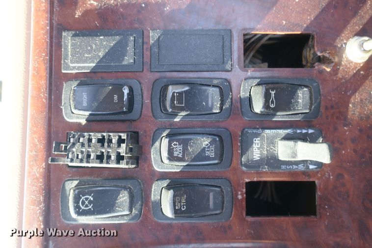 image for item DB10136 2004 Mack CV semi truck