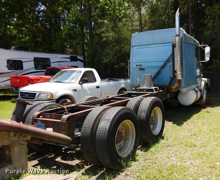 image for item DD3010 1994 Volvo White GMC WIA semi truck