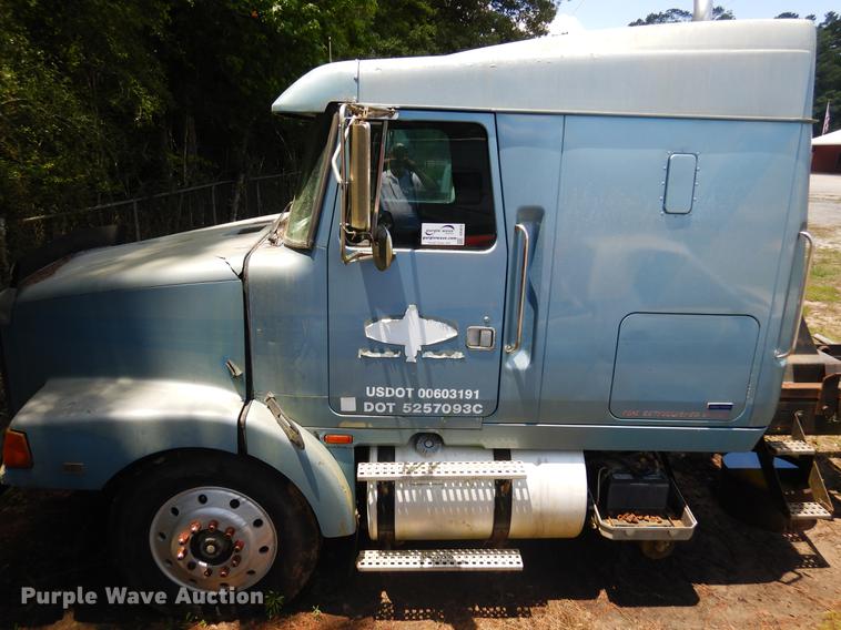 image for item DD3010 1994 Volvo White GMC WIA semi truck