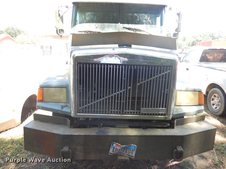 image for item DD3010 1994 Volvo White GMC WIA semi truck