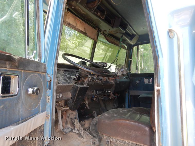 image for item DD3010 1994 Volvo White GMC WIA semi truck