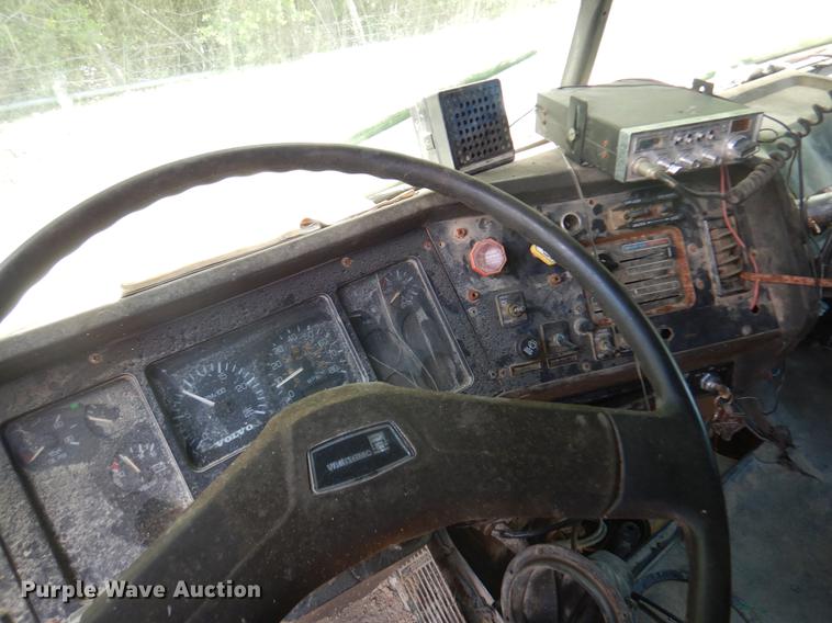 image for item DD3010 1994 Volvo White GMC WIA semi truck