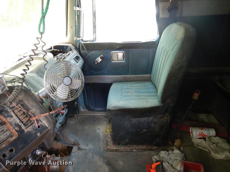 image for item DD3010 1994 Volvo White GMC WIA semi truck