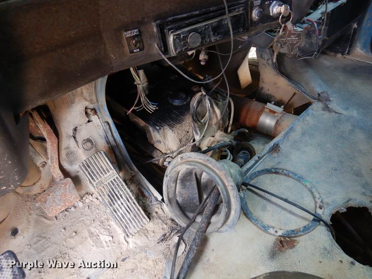 image for item DD3010 1994 Volvo White GMC WIA semi truck