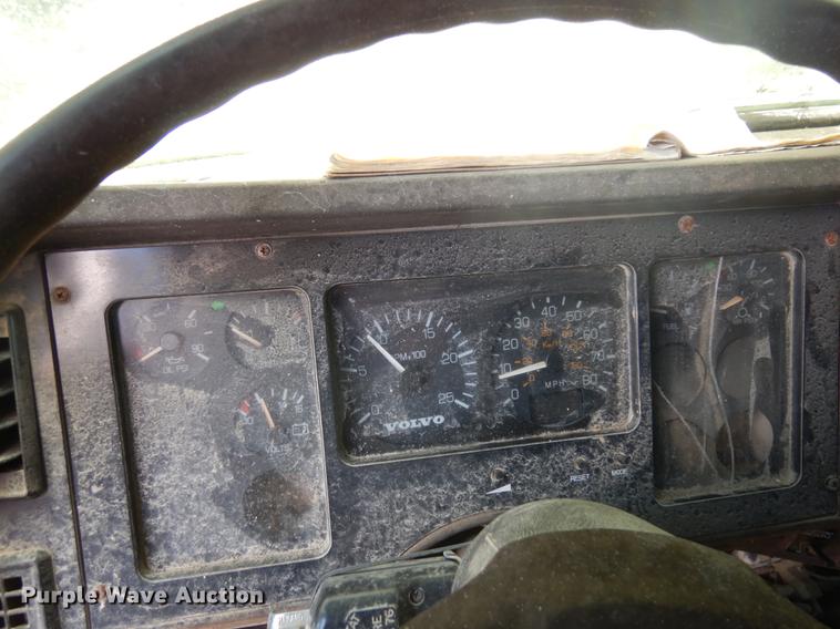 image for item DD3010 1994 Volvo White GMC WIA semi truck