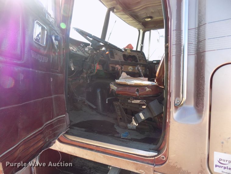 image for item DD6049 1985 White WIM semi truck