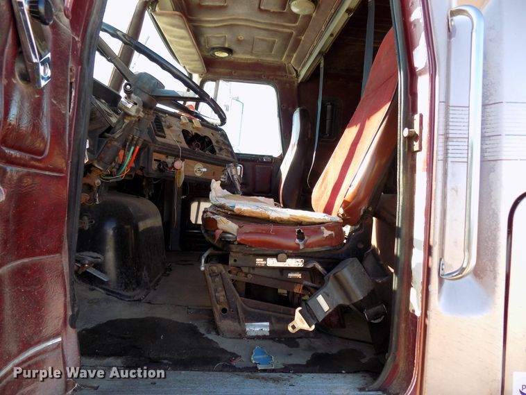 image for item DD6049 1985 White WIM semi truck