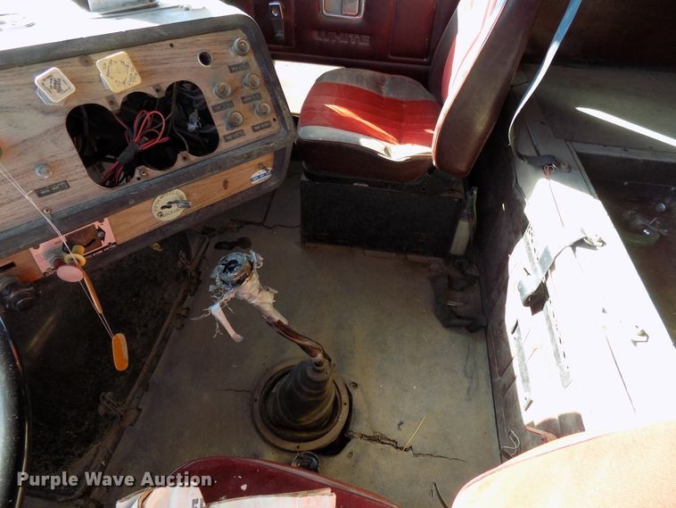 image for item DD6049 1985 White WIM semi truck