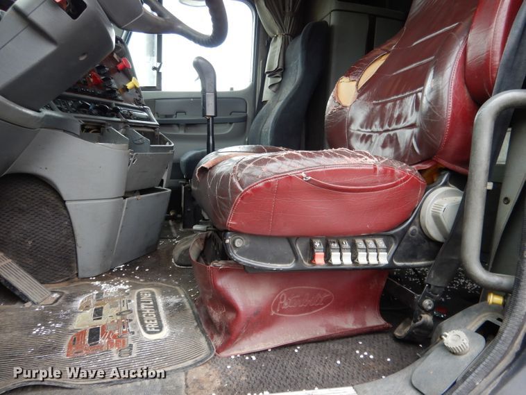 image for item DG5849 2001 Freightliner Century Class semi truck