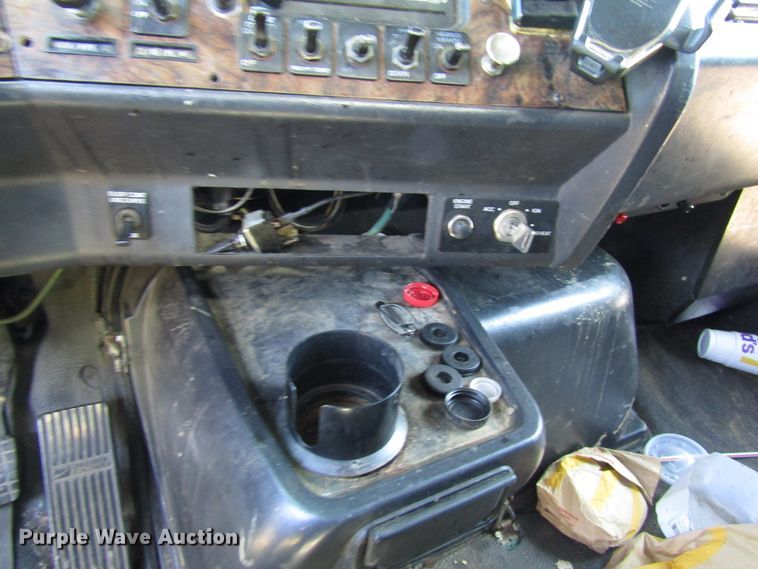 image for item DG6508 1997 Volvo WIA semi truck