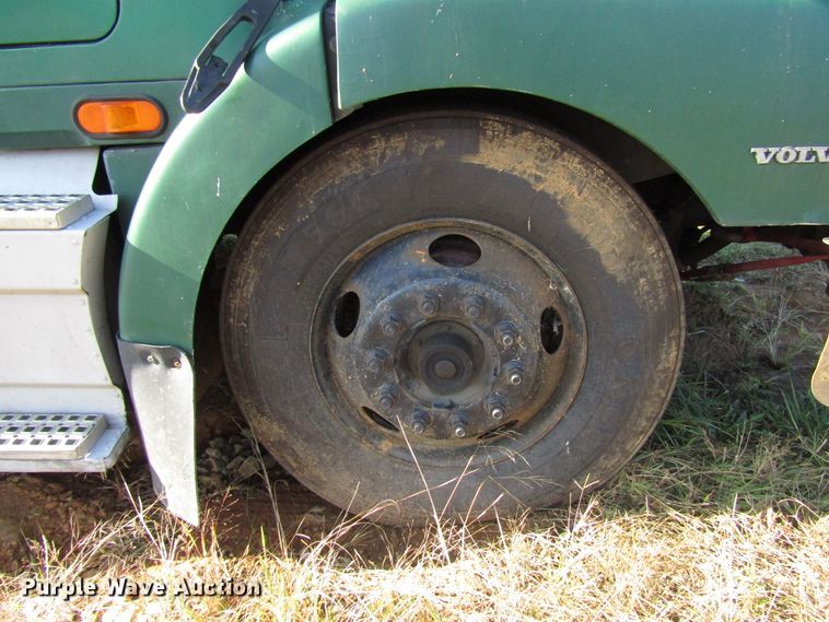 image for item DG6508 1997 Volvo WIA semi truck