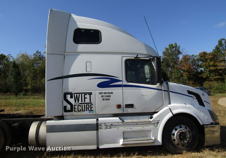 image for item DG6509 2005 Volvo VN semi truck